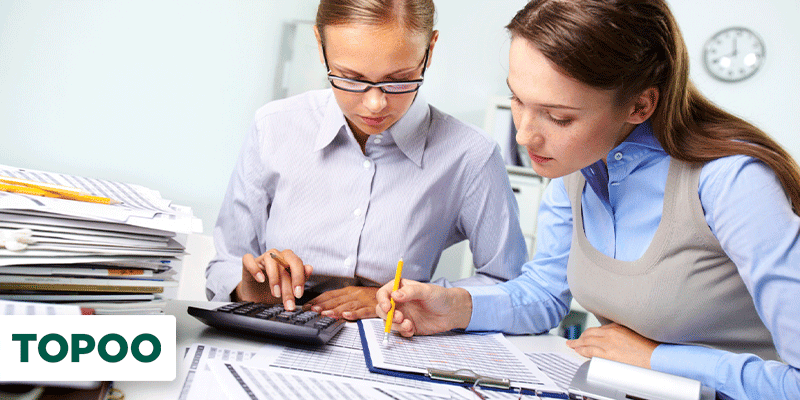 Profissionais analisando documentos financeiros e dados fiscais
