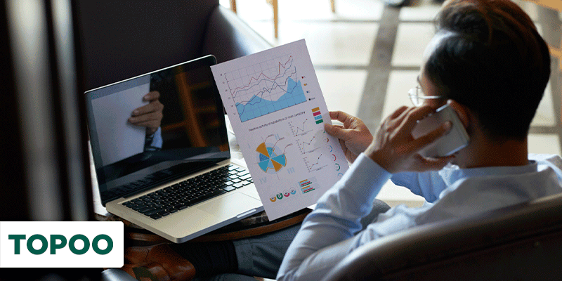 Empresário analisando gráficos de desempenho em frente ao notebook