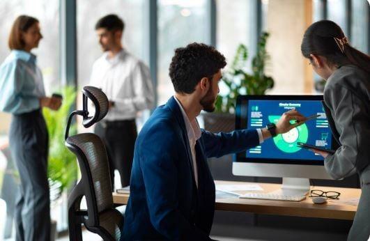 profissionais analisando dados em monitor