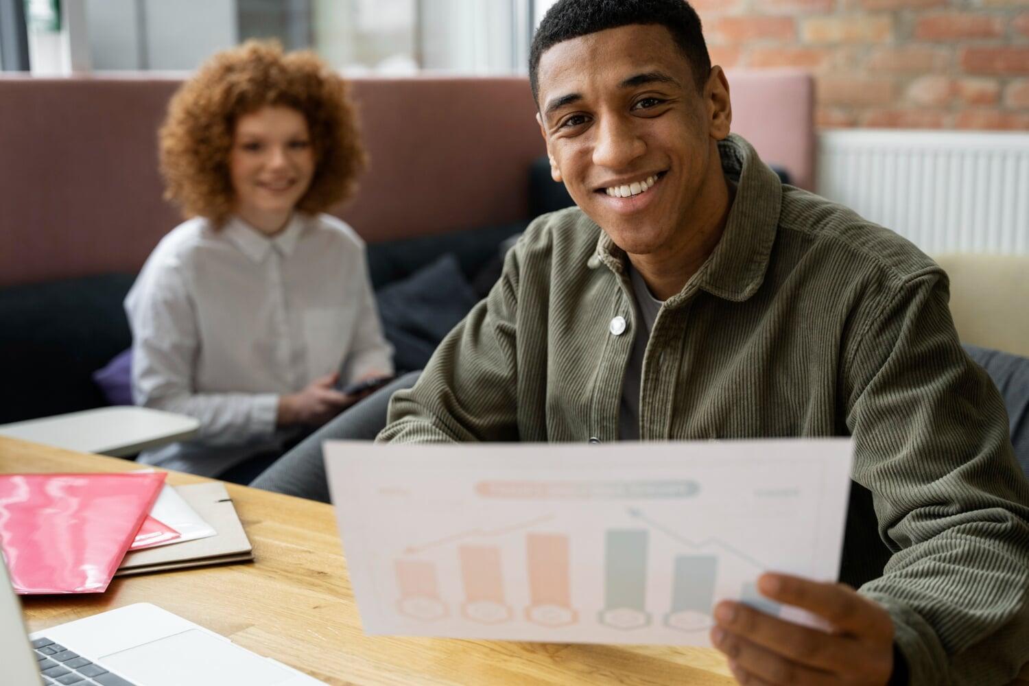 Empresário satisfeito analisando relatório fiscal e estratégias de redução tributária