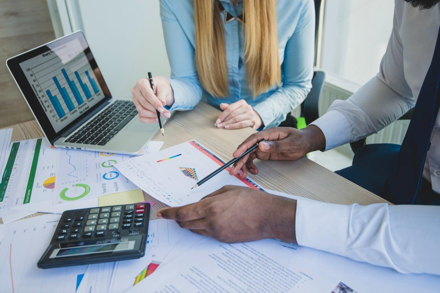 Profissionais analisando relatórios fiscais, gráficos e estratégias tributárias